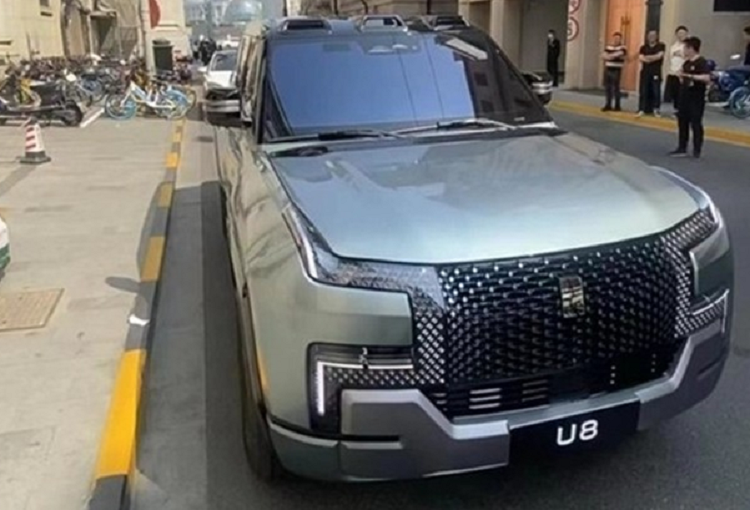 Mới đây, chiếc xe SUV điện YangWang U8 đã bị bắt gặp xuất hiện tại Thượng Hải, được mệnh danh đầu tàu kinh tế của Trung Quốc, nơi giao thoa hài hòa giữa những nét phương Đông cổ kính xen lẫn nét phương Tây hiện đại, gấp gáp hay Paris của Trung Quốc.