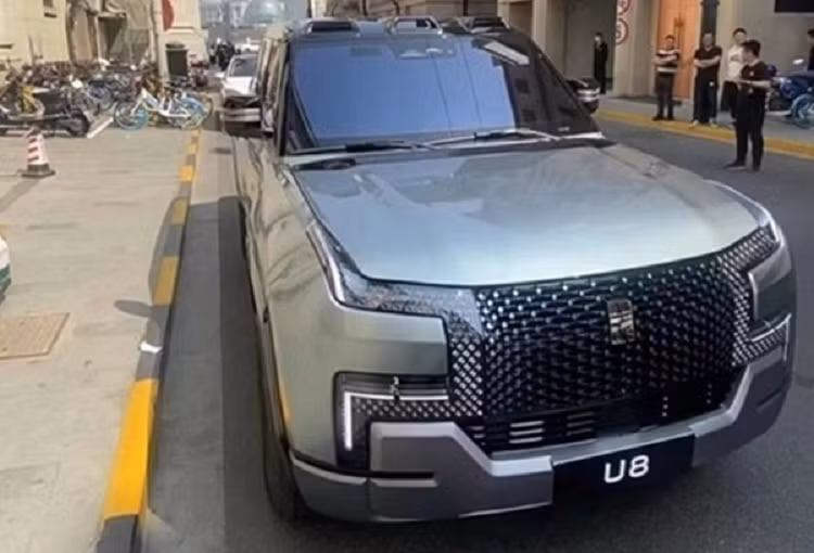 Mới đây, chiếc xe SUV điện YangWang U8 đã bị bắt gặp xuất hiện tại Thượng Hải, được mệnh danh đầu tàu kinh tế của Trung Quốc, nơi giao thoa hài hòa giữa những nét phương Đông cổ kính xen lẫn nét phương Tây hiện đại, gấp gáp hay Paris của Trung Quốc.