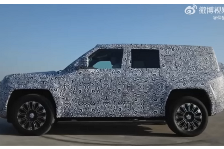 Nhìn vào ngoại hình của mẫu xe SUV điện YangWang U8 ngoài đời thực đã khiến cho không ít người choáng vì độ hầm hố của xe, đây có thể xem là đối thủ đầy tiềm năng của Hummer EV SUV khi có nhiều công nghệ hấp dẫn và việc xe mạnh đến 1.100 mã lực.