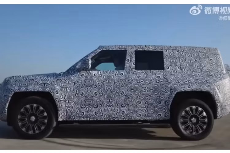 Nhìn vào ngoại hình của mẫu xe SUV điện YangWang U8 ngoài đời thực đã khiến cho không ít người choáng vì độ hầm hố của xe, đây có thể xem là đối thủ đầy tiềm năng của Hummer EV SUV khi có nhiều công nghệ hấp dẫn và việc xe mạnh đến 1.100 mã lực.