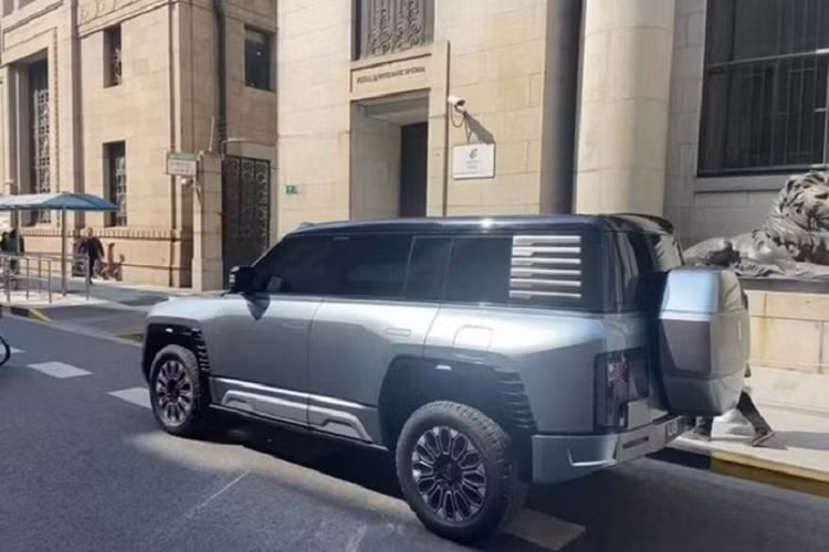 Chẳng hạn như chiếc SUV điện YangWang U8 này có thể chạy tốc độ 120 km/h dù lốp bị thủng hay tính năng xoay tròn 360 độ, đi ngang như cua và ấn tượng hơn là bơi như thuyền.