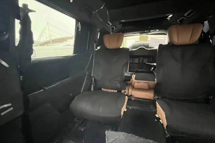 Phía sau là 2 ghế thương gia, nằm tách rời với nhau và có khoảng duỗi chân khá rộng.Trong khi đó, hàng ghế cuối cung cấp 3 chỗ ngồi cho hành khách.Điểm nhấn tiếp theo của YangWang U8 là công nghệ truyền động 4 mô-tơ điện có tên Yisifang do BYD tự phát triển.Ở U8, mỗi mô-tơ điện sẽ tạo ra công suất tối đa từ 295 - 322 mã lực và mô-men xoắn cực đại từ 320 - 420 Nm.