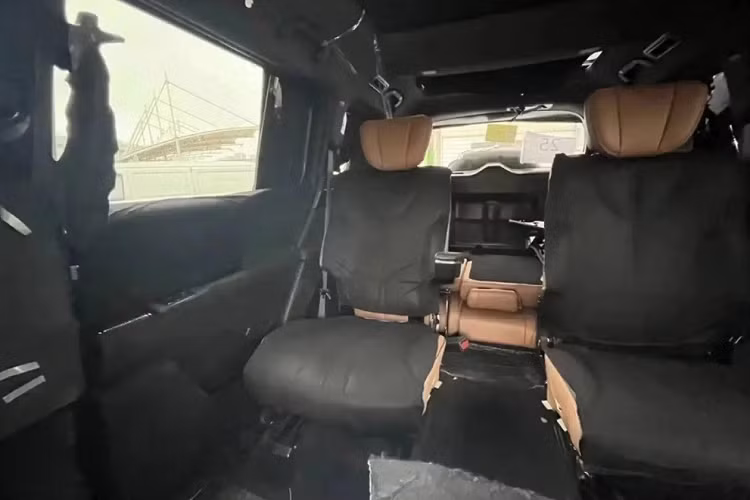 Phía sau là 2 ghế thương gia, nằm tách rời với nhau và có khoảng duỗi chân khá rộng.Trong khi đó, hàng ghế cuối cung cấp 3 chỗ ngồi cho hành khách.Điểm nhấn tiếp theo của YangWang U8 là công nghệ truyền động 4 mô-tơ điện có tên Yisifang do BYD tự phát triển.Ở U8, mỗi mô-tơ điện sẽ tạo ra công suất tối đa từ 295 - 322 mã lực và mô-men xoắn cực đại từ 320 - 420 Nm.