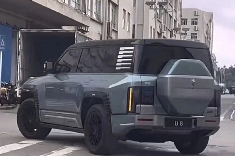 Nằm bên dưới lưới tản nhiệt là 2 hốc gió, được ngăn cách bằng chi tiết hình cái cờ lê trên cản trước. Tiếp đến là hốc bánh vuông vức với viền đen bóng, chứa bộ vành hợp kim 20 inch đa chấu, tay nắm cửa nằm chìm vào thân xe, nẹp màu bạc "cơ bắp" trên bậc cửa, nóc màu đen thẳng thớm và cột D được trang trí bằng những chi tiết mạ crôm.