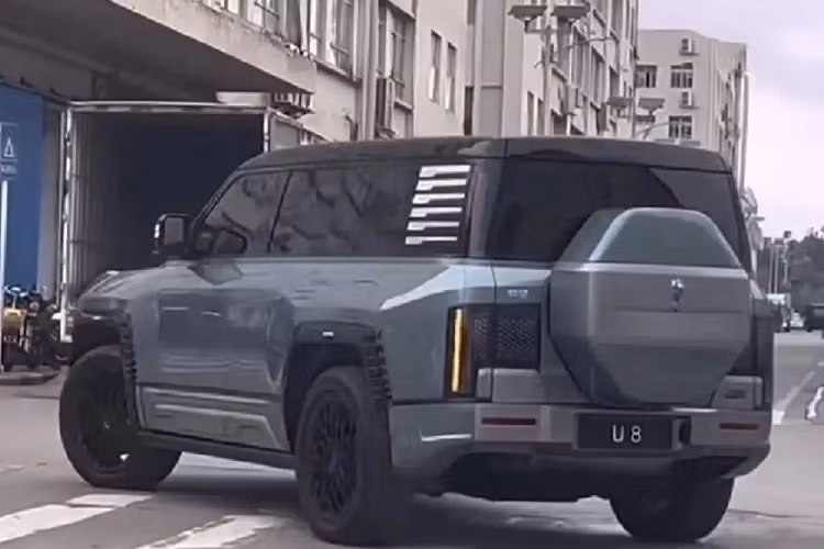 Nằm bên dưới lưới tản nhiệt là 2 hốc gió, được ngăn cách bằng chi tiết hình cái cờ lê trên cản trước. Tiếp đến là hốc bánh vuông vức với viền đen bóng, chứa bộ vành hợp kim 20 inch đa chấu, tay nắm cửa nằm chìm vào thân xe, nẹp màu bạc "cơ bắp" trên bậc cửa, nóc màu đen thẳng thớm và cột D được trang trí bằng những chi tiết mạ crôm.