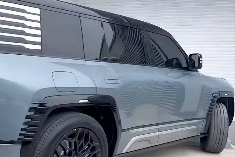 Sau khi ra mắt, BYD Yangwang U8 2023 mới đã thường xuyên bị bắt gặp trên đường phố Trung Quốc trong tình trạng không hề ngụy trang. Nhờ đó, chúng ta có thể biết rõ hơn thiết kế ngoài đời thực của mẫu SUV thuần điện hạng sang này. Được thiết kế theo phong cách SUV việt dã, đặc biệt là Land Rover Dedender, BYD Yangwang U8 mang trên mình ngoại hình vuông vức và đồ sộ.