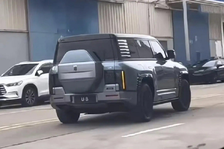 Tổng cộng, xe sở hữu công suất lên đến hơn 1.100 mã lực, cho phép xe tăng tốc từ 0-100 km/h trong thời gian 3 giây. Hiện hãng BYD chưa công bố thông tin về pin và quãng đường di chuyển sau 1 lần sạc của YangWang U8. Chỉ biết rằng, xe sẽ dùng công nghệ pin Blade của hãng mẹ BYD.