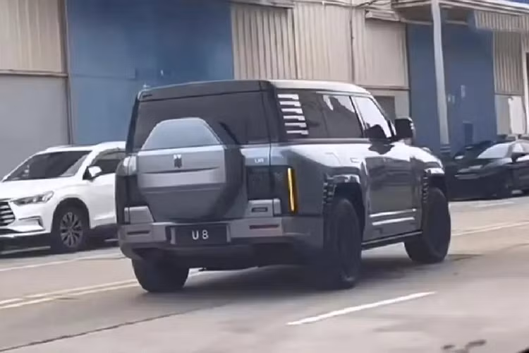 Tổng cộng, xe sở hữu công suất lên đến hơn 1.100 mã lực, cho phép xe tăng tốc từ 0-100 km/h trong thời gian 3 giây. Hiện hãng BYD chưa công bố thông tin về pin và quãng đường di chuyển sau 1 lần sạc của YangWang U8. Chỉ biết rằng, xe sẽ dùng công nghệ pin Blade của hãng mẹ BYD.