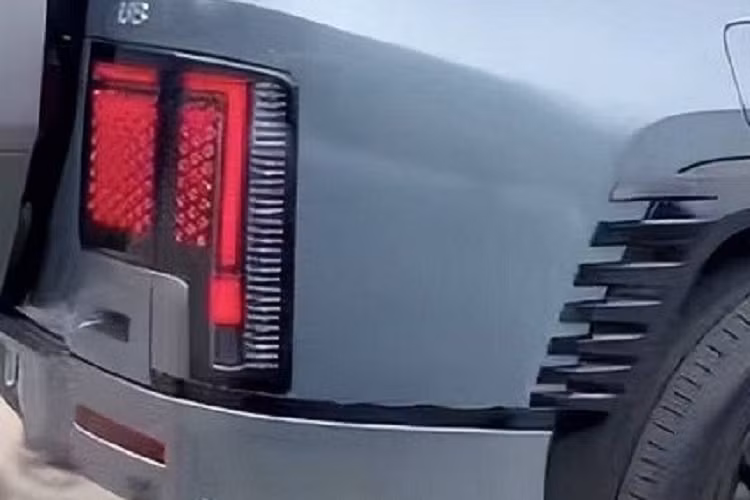 Mẫu xe này nổi bật trên đường phố với lưới tản nhiệt hình chữ nhật đóng kín, đi kèm mắt lưới đa điểm hình kim cương. Lưới tản nhiệt được bao quanh bằng dải đèn uốn lượn, kéo dài từ nắp ca-pô xuống cản trước. Ngoài ra, dải đèn này còn tích hợp cả cả đèn pha lẫn đèn LED định vị ban ngày hình chữ "L".