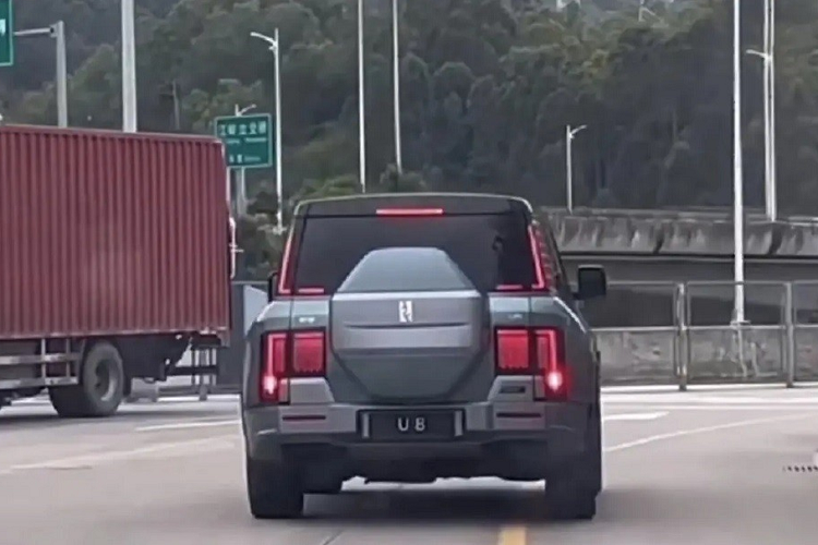 Ngoài ra, mẫu SUV thuần điện cỡ lớn này còn có hệ dẫn động 4 bánh điều khiển điện tử với các tính năng điều hướng mô-men xoắn nâng cao, tính năng xoay 360 độ tại chỗ, chế độ di chuyển sang ngang như cua bò và chế độ nổi trên mặt nước nhờ thân xe hàn kín chống nước. Mẫu SUV hạng sang này cũng có thể tiếp tục chạy ở vận tốc 120 km/h ngay cả khi bị thủng lốp.