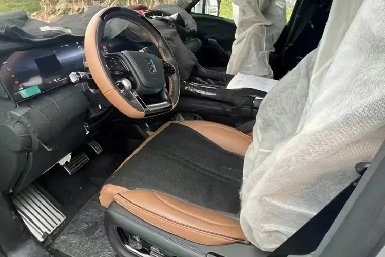 Tuy là ô tô điện nhưng BYD Yangwang U8 lại được phát triển dựa trên khung gầm hình thang như những mẫu SUV truyền thống. Xe có kích thước khá lớn, bao gồm chiều dài 5.300 mm và chiều dài cơ sở 3.050 mm, tương đương Land Rover Defender 130.