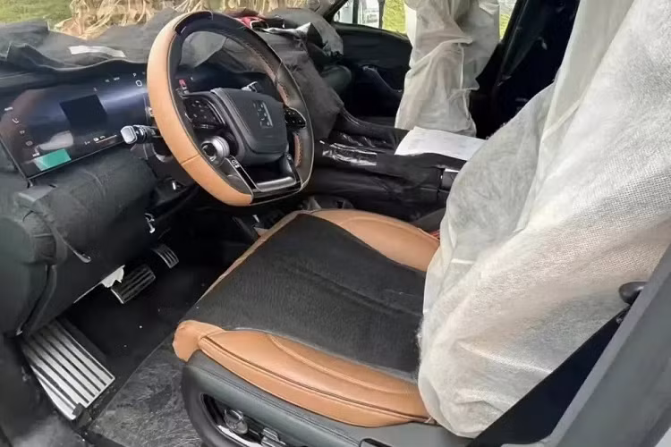 Tuy là ô tô điện nhưng BYD Yangwang U8 lại được phát triển dựa trên khung gầm hình thang như những mẫu SUV truyền thống. Xe có kích thước khá lớn, bao gồm chiều dài 5.300 mm và chiều dài cơ sở 3.050 mm, tương đương Land Rover Defender 130.