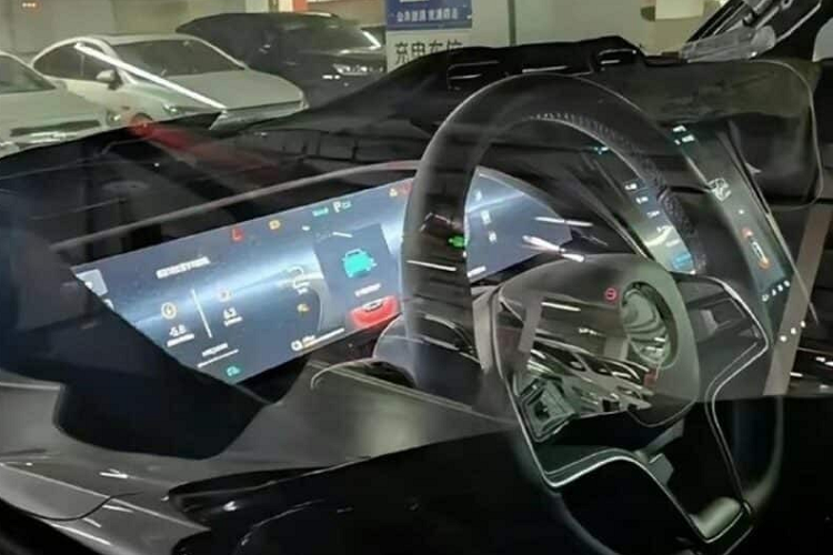 Đáng tiếc là hãng BYD chưa công bố hình ảnh nội thất chính thức của YangWang U8. Tuy nhiên, những hình ảnh chụp xe chạy trên đường phố cho thấy mẫu SUV này được trang bị bảng đồng hồ kỹ thuật số kéo dài trên mặt táp-lô, nối với màn hình cảm ứng trung tâm nằm dọc. Thêm vào đó là vô lăng 3 chấu với thiết kế vát đáy và tích hợp phím chức năng.