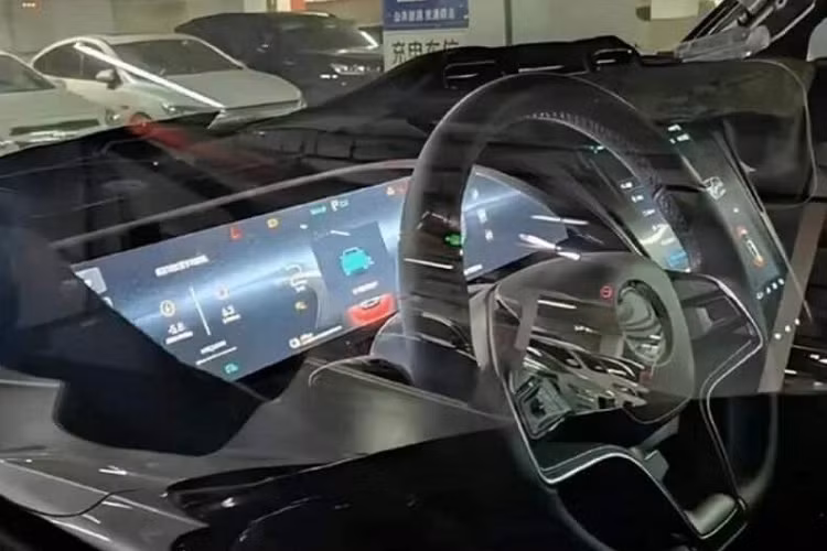 Đáng tiếc là hãng BYD chưa công bố hình ảnh nội thất chính thức của YangWang U8. Tuy nhiên, những hình ảnh chụp xe chạy trên đường phố cho thấy mẫu SUV này được trang bị bảng đồng hồ kỹ thuật số kéo dài trên mặt táp-lô, nối với màn hình cảm ứng trung tâm nằm dọc. Thêm vào đó là vô lăng 3 chấu với thiết kế vát đáy và tích hợp phím chức năng.