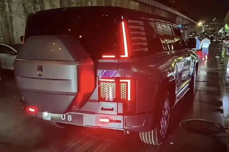 Đằng sau, BYD Yangwang U8 được trang bị cụm đèn hậu cỡ lớn với tạo hình chữ "L" bên trong. Ở hai bên kính chắn gió sau cũng có 2 dải đèn hình chữ "L" tương tự. Trên cửa cốp còn có lốp dự phòng với vỏ bên ngoài hình lục giác.