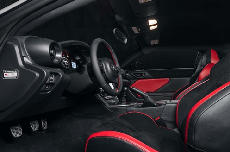 Về nội thất, toàn bộ ghế ngồi trên xe đều được bọc da cao cấp, kết hợp cùng chất liệu Ultrasuede. Ghế được trang bị tính năng chỉnh điện 6 hướng và sưởi 2 cấp độ.