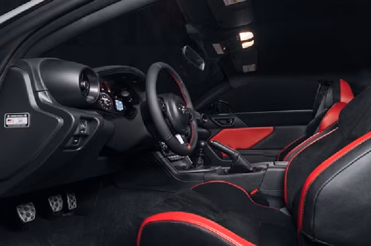 Về nội thất, toàn bộ ghế ngồi trên xe đều được bọc da cao cấp, kết hợp cùng chất liệu Ultrasuede. Ghế được trang bị tính năng chỉnh điện 6 hướng và sưởi 2 cấp độ.