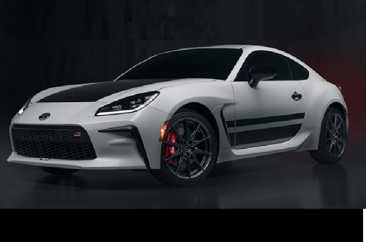 Toyota GR 86 Trueno Edition 2024 mới sở hữu tông màu trắng kết hợp với trang trí đường sọc đen. Tạo hình chiếc xe khiến nhiều người liên tưởng đến mẫu xe Corolla AE86 Sprinter Trueno huyền thoại từ bộ manga Initial D. Bộ tem đua màu đen tương tự chiếc GT-APEX của nhân vật Takumi Fujiwar.