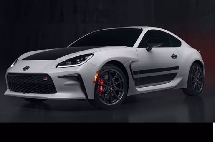 Toyota GR 86 Trueno Edition 2024 mới sở hữu tông màu trắng kết hợp với trang trí đường sọc đen. Tạo hình chiếc xe khiến nhiều người liên tưởng đến mẫu xe Corolla AE86 Sprinter Trueno huyền thoại từ bộ manga Initial D. Bộ tem đua màu đen tương tự chiếc GT-APEX của nhân vật Takumi Fujiwar.