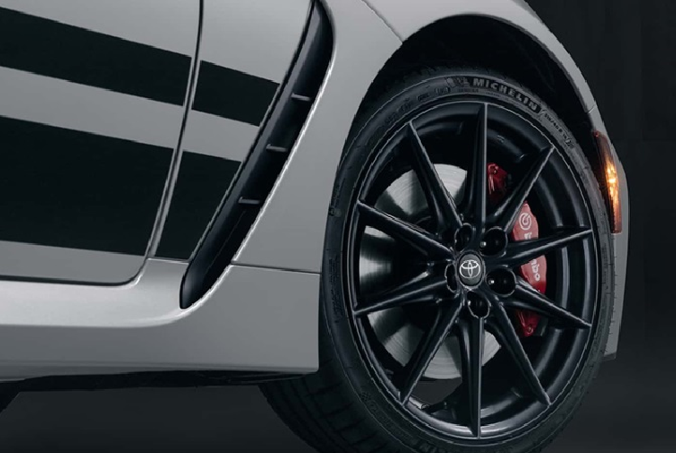 Về trang bị an toàn, GR 86 Trueno Edition được trang bị các tính năng hỗ trợ lái hàng đầu như: hệ thống giữ ga tự động thông minh, cảnh báo chệch làn đường, cảnh báo thân xe chao đảo, cảnh báo xe phía trước lăn bánh và cảnh báo đỗ xe bằng sóng âm phía sau...