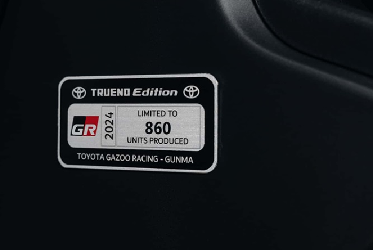 Bên cạnh tông trắng, tem trang trí màu đen, Toyota còn giới thiệu một bản GR 86 Trueno Edition tông màu đỏ - Track Red, còn được gọi Corolla GT-S cũng được phân phối riêng cho thị trường Mỹ.