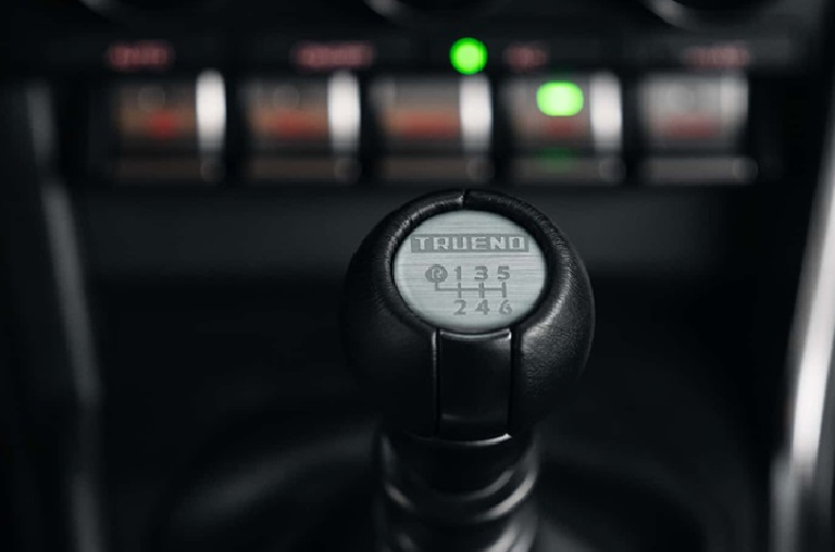 Xe có 2 tùy chọn hộp số, khách hàng có thể lựa chọn giữa hộp số sàn 6 cấp hoặc hộp số tự động 6 cấp ECT-i với lẫy chuyển số thể thao sau vô lăng cùng 3 chế độ lái Normal, Sport và Snow.