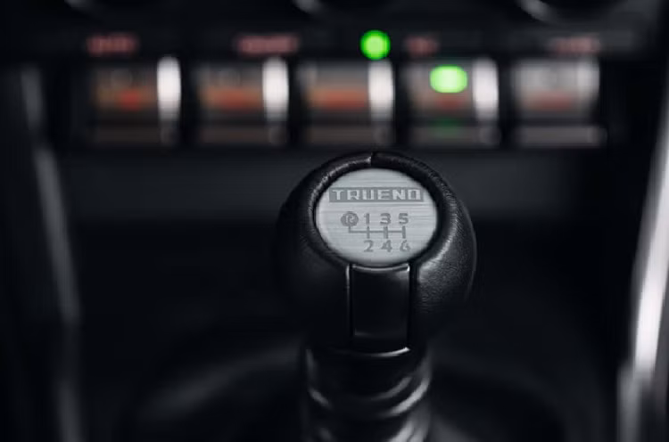 Xe có 2 tùy chọn hộp số, khách hàng có thể lựa chọn giữa hộp số sàn 6 cấp hoặc hộp số tự động 6 cấp ECT-i với lẫy chuyển số thể thao sau vô lăng cùng 3 chế độ lái Normal, Sport và Snow.