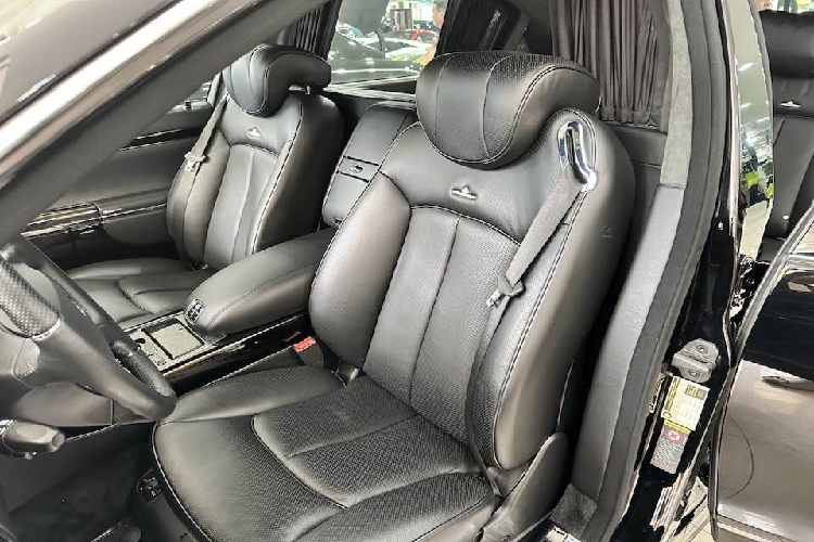 Maybach trang bị đến 3 đồng hồ trên trần xe cho hành khách ngồi phía sau nắm bắt bao gồm 1 đồng hồ tốc độ, báo hiệu thời gian và 1 đồng hồ chỉ nhiệt độ ở ngoài trời. Khi chọn mua Maybach 62S, khách hàng có thể yêu cầu mui xe bằng kính và có thể làm mờ hoặc trong suốt để đón ánh nắng tự nhiên theo ý thích của mình.