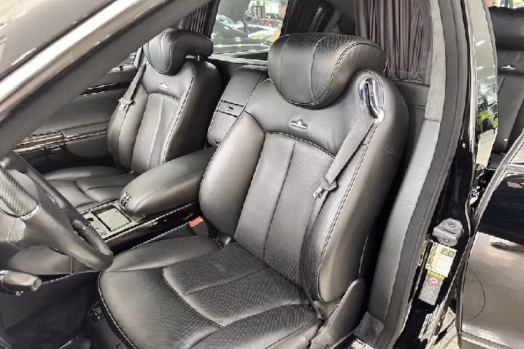 Maybach trang bị đến 3 đồng hồ trên trần xe cho hành khách ngồi phía sau nắm bắt bao gồm 1 đồng hồ tốc độ, báo hiệu thời gian và 1 đồng hồ chỉ nhiệt độ ở ngoài trời. Khi chọn mua Maybach 62S, khách hàng có thể yêu cầu mui xe bằng kính và có thể làm mờ hoặc trong suốt để đón ánh nắng tự nhiên theo ý thích của mình.