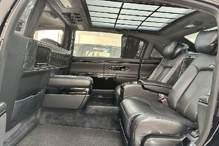 Khoang lái của Maybach 62S rất đặc biệt và đẳng cấp hơn rất nhiều so với Maybach 62. Điều thay đổi đầu tiên chính là giữa hàng ghế trước và sau của Maybach 62S sẽ tách biệt và ngăn cách với nhau thông qua một vách ngăn bằng kính và có rèm che.