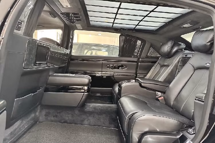 Khoang lái của Maybach 62S rất đặc biệt và đẳng cấp hơn rất nhiều so với Maybach 62. Điều thay đổi đầu tiên chính là giữa hàng ghế trước và sau của Maybach 62S sẽ tách biệt và ngăn cách với nhau thông qua một vách ngăn bằng kính và có rèm che.