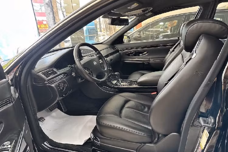 Điểm nhận dạng của Maybach 62S so với các xe Mercedes-Benz S-Class cùng đời là đèn pha đôi thiết kế hình chữ M, lưới tản nhiệt 23 hoặc 11 hay 13 nan, đèn hậu có dài hết đuôi xe nhưng tổng thể, nó không có sự đột phá trong ý tưởng ngoại hình như BMW đã làm với Rolls-Royce.