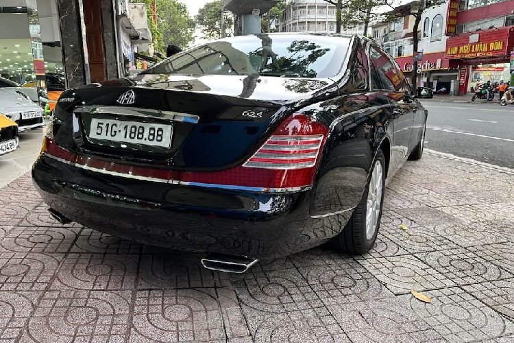 Nhìn vào ngoại thất chiếc xe siêu sang Maybach 62S mang biển tứ quý 8 này có thể thấy, xe thuộc phiên bản nâng cấp cuối cùng, trước khi thương hiệu Maybach bị khai tử, điều này thể hiện rõ nét nhất qua dải đèn LED chiếu sáng ban ngày xuất hiện 2 hốc gió trước, số nan lưới tản nhiệt tăng thêm mỗi bên 1 nan, tất cả đều được mạ crom bóng loáng. 