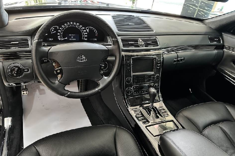 Cuộc trò chuyện của hàng khách phía sau sẽ không thể lọt lên hàng ghế phía trước, vì thế, tính bảo mật và riêng tư rất đáng tiền. Nếu ông chủ ngồi hàng ghế sau muốn liên hệ với tài xế hay người ngồi ghế phụ, chỉ cần nhấc điện thoại nội bộ có sẵn trong chiếc Maybach 62S sẽ liên lạc được. 