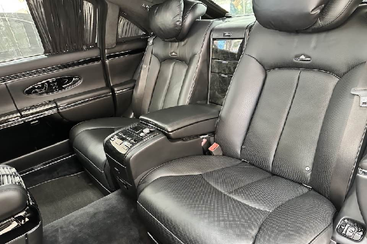 Tên dòng xe Maybach cho biết chiều dài của xe, chẳng hạn Maybach 62 hay 62S ám chỉ chiếc xe này sẽ có chiều dài 6,2 m. Chưa hết, chữ S này còn viết tắt của từ Special, là phiên bản đặc biệt của Maybach 62, trong đó, thay đổi nhiều nhất sẽ nằm bên trong khoang lái của Maybach 62S. 