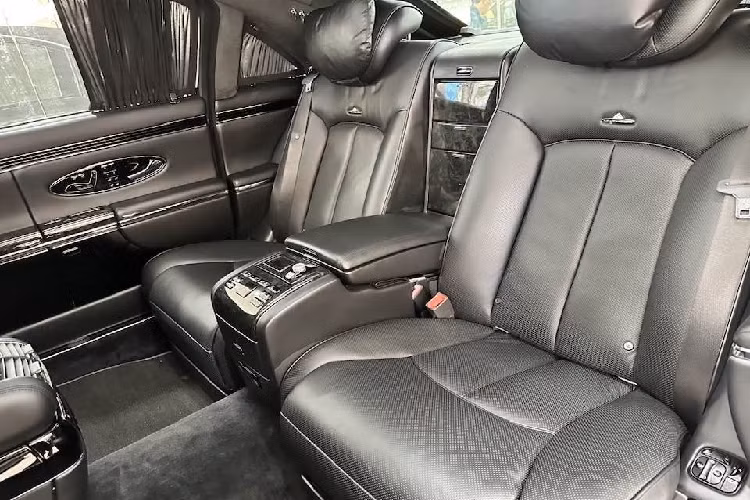 Tên dòng xe Maybach cho biết chiều dài của xe, chẳng hạn Maybach 62 hay 62S ám chỉ chiếc xe này sẽ có chiều dài 6,2 m. Chưa hết, chữ S này còn viết tắt của từ Special, là phiên bản đặc biệt của Maybach 62, trong đó, thay đổi nhiều nhất sẽ nằm bên trong khoang lái của Maybach 62S. 