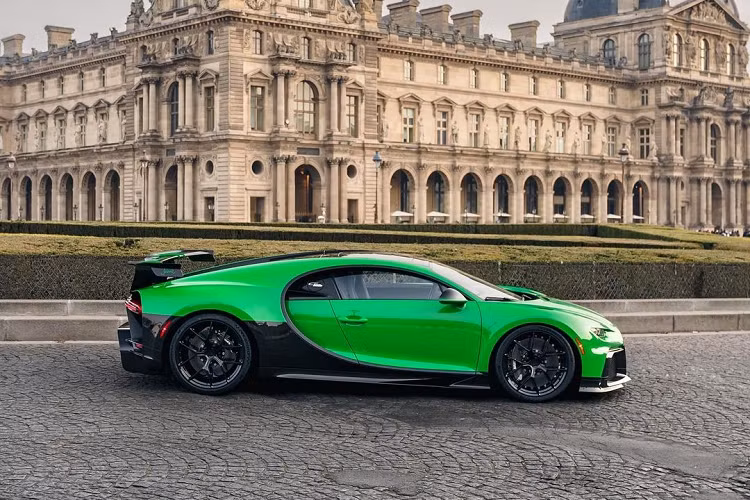 Tổng thể siêu phẩm Bugatti Chiron Pur Sport Soixante được hãng xe Pháp chăm chút nhiều chi tiết đặc biệt, đây không chỉ là sự tri ân mà còn đánh dấu sự kết thúc của siêu phẩm này. Ở khu vực lưới tản nhiệt hình móng ngựa có điểm nhấn là con số 60 được sơn màu trắng mờ.