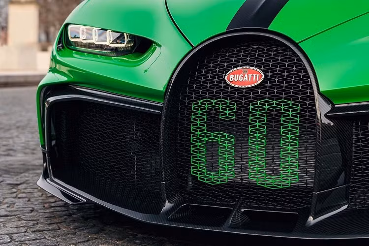 Tại cánh gió cố định ở đuôi xe, siêu phẩm Chiron Pur Sport mang số thứ tự 60 có thêm ký hiệu "Soixante", đồng thời dòng chữ Soixante còn xuất hiện ở khu vực bệ cửa, tựa đầu.