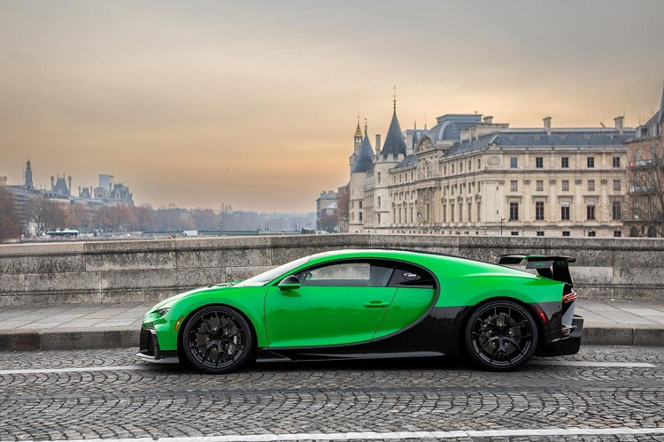 Phiên bản hiệu năng cao của Bugatti Chiron chính là siêu phẩm Chiron Pur Sport được sản xuất giới hạn 60 xe, được biết mức giá xe Bugatti Chiron Pur Sport Soixante khởi điểm từ 3,55 triệu USD.