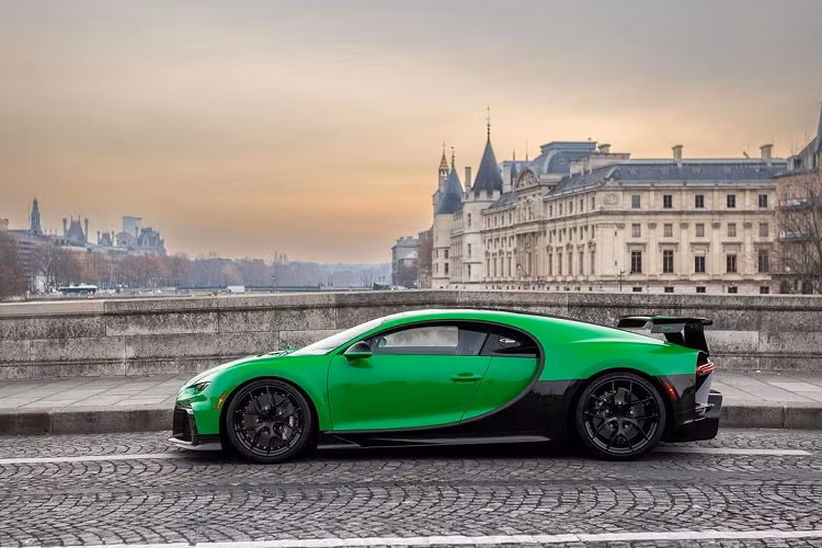 Phiên bản hiệu năng cao của Bugatti Chiron chính là siêu phẩm Chiron Pur Sport được sản xuất giới hạn 60 xe, được biết mức giá xe Bugatti Chiron Pur Sport Soixante khởi điểm từ 3,55 triệu USD.