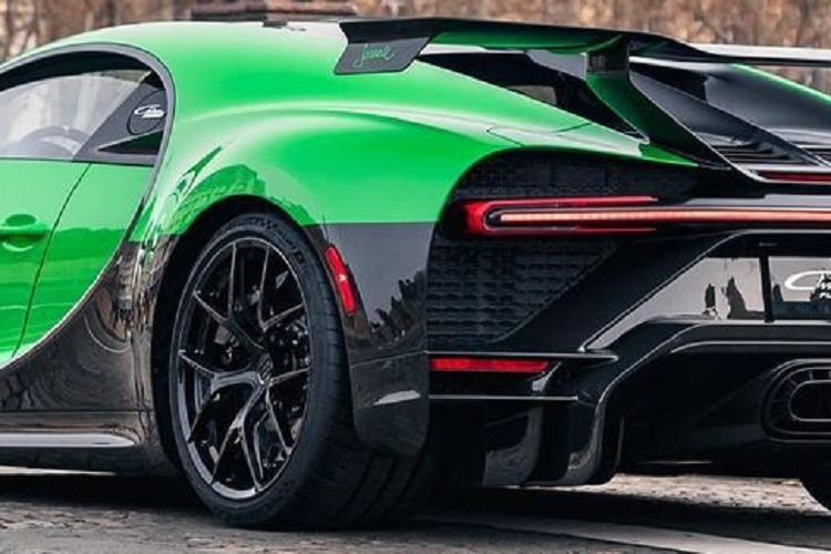 Đặc biệt, trên xe còn có chữ ký của đội phát triển chiếc Chiron Pur Sport này. Bên cạnh đó, tên thương hiệu Bugatti cũng được sơn màu xanh Viper Green tạo điểm nhấn cho chiếc xe cuối cùng này.