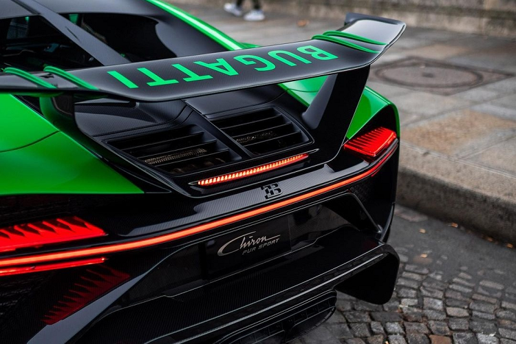 Siêu phẩm này trang bị hộp số 7 cấp ly hợp kép cùng hệ dẫn động 4 bánh toàn thời gian cho khả năng tăng tốc từ 0-100 km/h trong 2,3 giây và tốc độ tối đa 350 km/h.