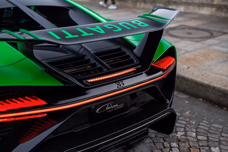 Siêu phẩm này trang bị hộp số 7 cấp ly hợp kép cùng hệ dẫn động 4 bánh toàn thời gian cho khả năng tăng tốc từ 0-100 km/h trong 2,3 giây và tốc độ tối đa 350 km/h.