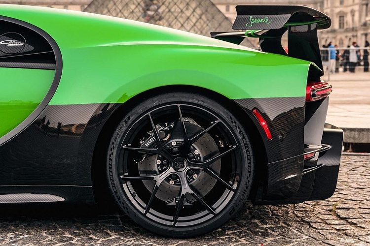 Bugatti Chiron Pur Sport Soixante không có khác biệt về sức mạnh, vẫn sử dụng động cơ W16 dung tích 8.0L kết hợp 4 turbo sản sinh công suất 1.500 mã lực và mô-men xoắn 1.600 Nm.