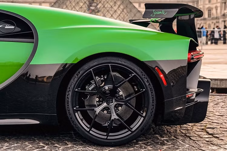 Bugatti Chiron Pur Sport Soixante không có khác biệt về sức mạnh, vẫn sử dụng động cơ W16 dung tích 8.0L kết hợp 4 turbo sản sinh công suất 1.500 mã lực và mô-men xoắn 1.600 Nm.