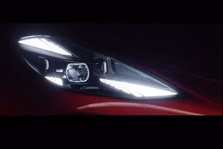 Đằng sau, siêu xe điện MG Cyberster EV 2024 được trang bị đèn hậu hình mũi tên, lấy cảm hứng từ quốc kỳ Anh, dải đèn mỏng nằm vắt ngang trên đuôi xe và cánh gió nhỏ trên cốp sau.