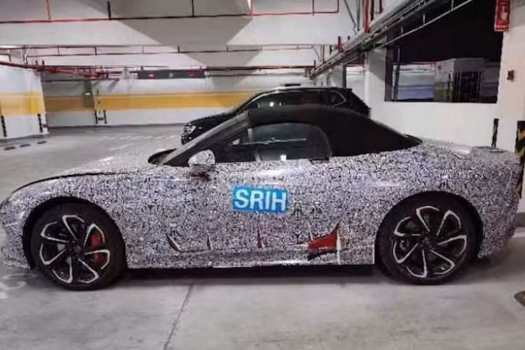 Đúng như những hình ảnh đăng ký bảo hộ kiểu dáng công nghiệp, siêu xe điện MG Cyberster EV sở hữu ngoại hình ấn tượng và tương đối giống phiên bản concept. Mẫu xe này trông khá nhỏ gọn với gầm thấp, thiết kế 2 cửa và mui trần bằng nỉ.