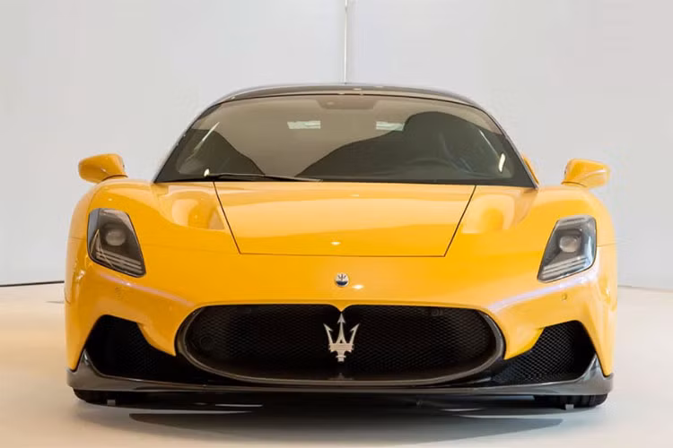Hiện chưa rõ nữ DJ trẻ tổi và nhạc sĩ Lương Bằng Quang đã chi bao nhiêu tiền để đưa siêu phẩm này về nước. Tuy nhiên, mức giá xe Maserati MC20 chính hãng vào năm 2022 được công bố có mức bán ra khởi điểm từ 16 tỷ đồng tại Việt Nam và cạnh tranh cùng tầm giá với McLaren Artura và McLaren GT.