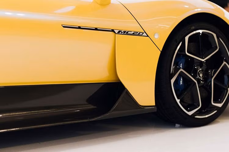 Về thiết kế tổng thể, Maserati MC20 Cielo không quá khác biệt so với bản coupe ngoại trừ phần mui xếp hay khe gió tinh chỉnh. Xe được trang bị lưới tản nhiệt lớn sơn đen, nằm ngay giữa là logo hình cây đinh ba đặc trưng.