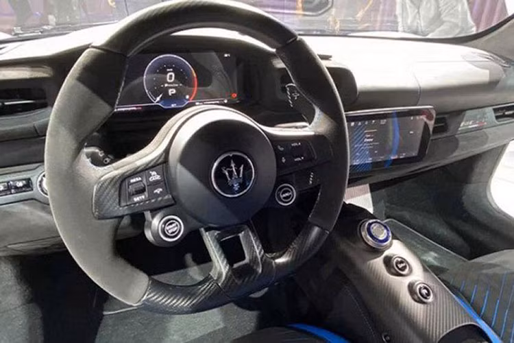 Điểm nhấn của siêu phẩm này nằm ở mui xếp có thể đóng/mở chỉ trong 12 giây. Phần mái này bao gồm một tấm kính lớn có thể đổi từ trong suốt sang mờ đục nhờ vào công nghệ tinh thể lỏng phân tán polyme (PDLC). Theo Maserati, MC20 Cielo sở hữu mui xếp bằng kính lớn nhất phân khúc.